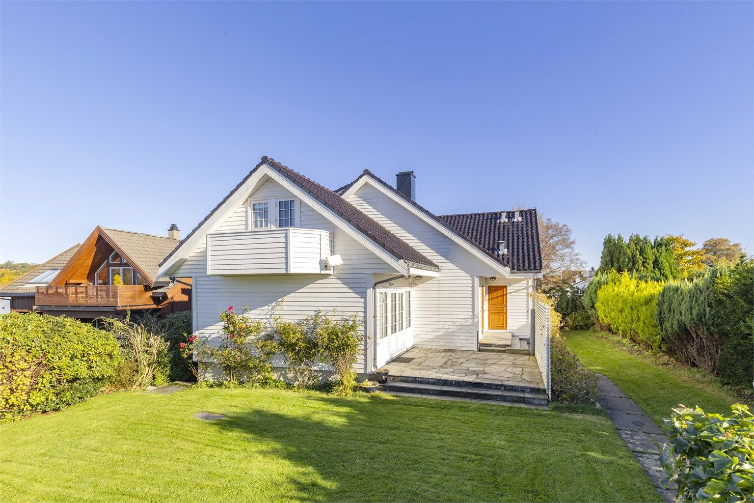 Frittliggende enebolig over tre plan med stor tomt, opparbeidet hage og skiferterrasse. Beliggende i et etablert og rolig villastrøk med frodige hager og pent opparbeidede utearealer.
Foto: Marianne Lyse