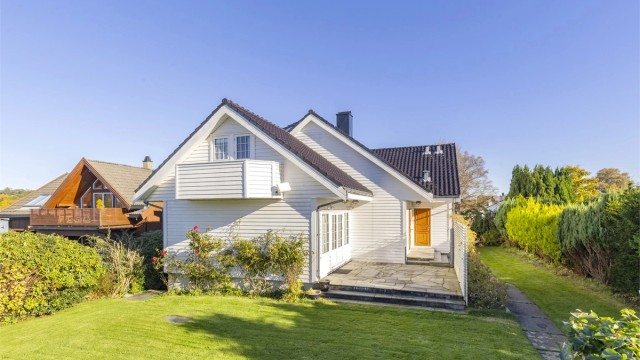 Frittliggende enebolig over tre plan med stor tomt, opparbeidet hage og skiferterrasse. Beliggende i et etablert og rolig villastrøk med frodige hager og pent opparbeidede utearealer.
Foto: Marianne Lyse