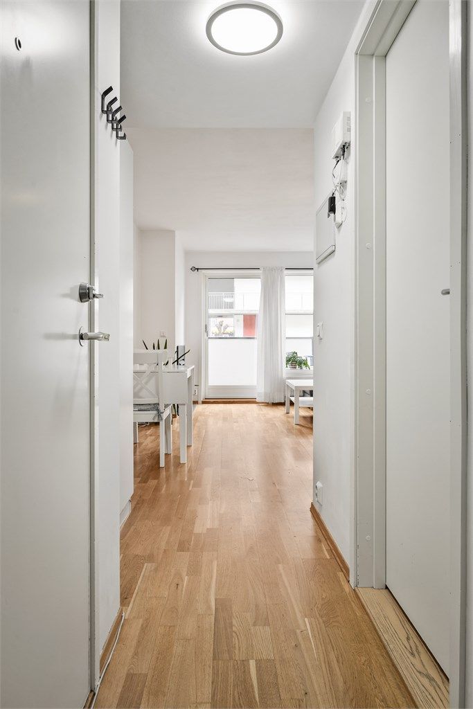 Entre med dørcallinganlegg med åpnerfunksjon. Oppbevaring i garderobeskap.