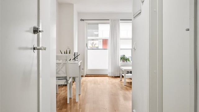 Entre med dørcallinganlegg med åpnerfunksjon. Oppbevaring i garderobeskap.