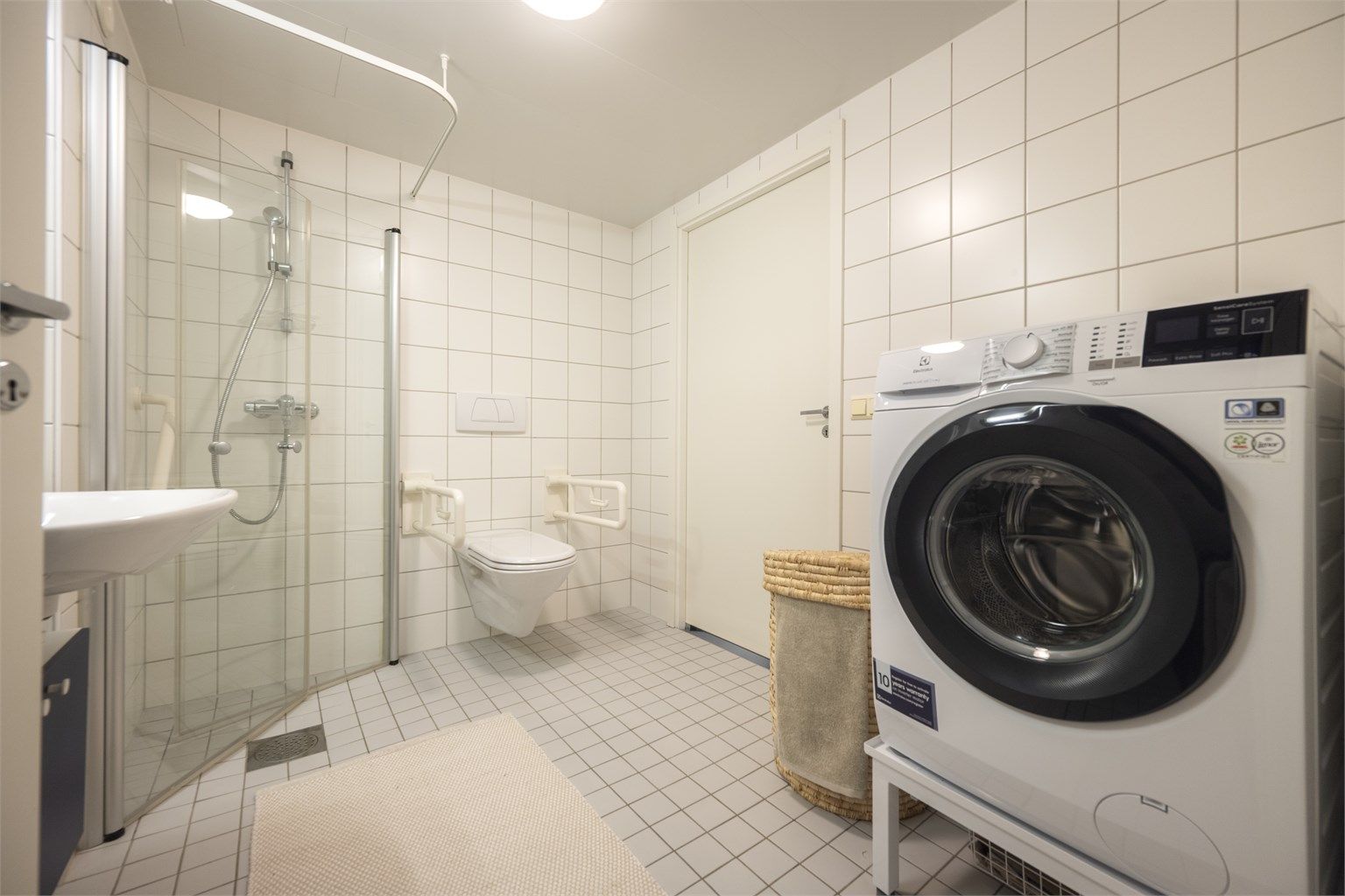 God størrelse på badet.
Vaskemaskin på stativ kan medfølge etter særskilt avtale med selger. 