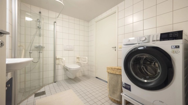 God størrelse på badet.
Vaskemaskin på stativ kan medfølge etter særskilt avtale med selger.