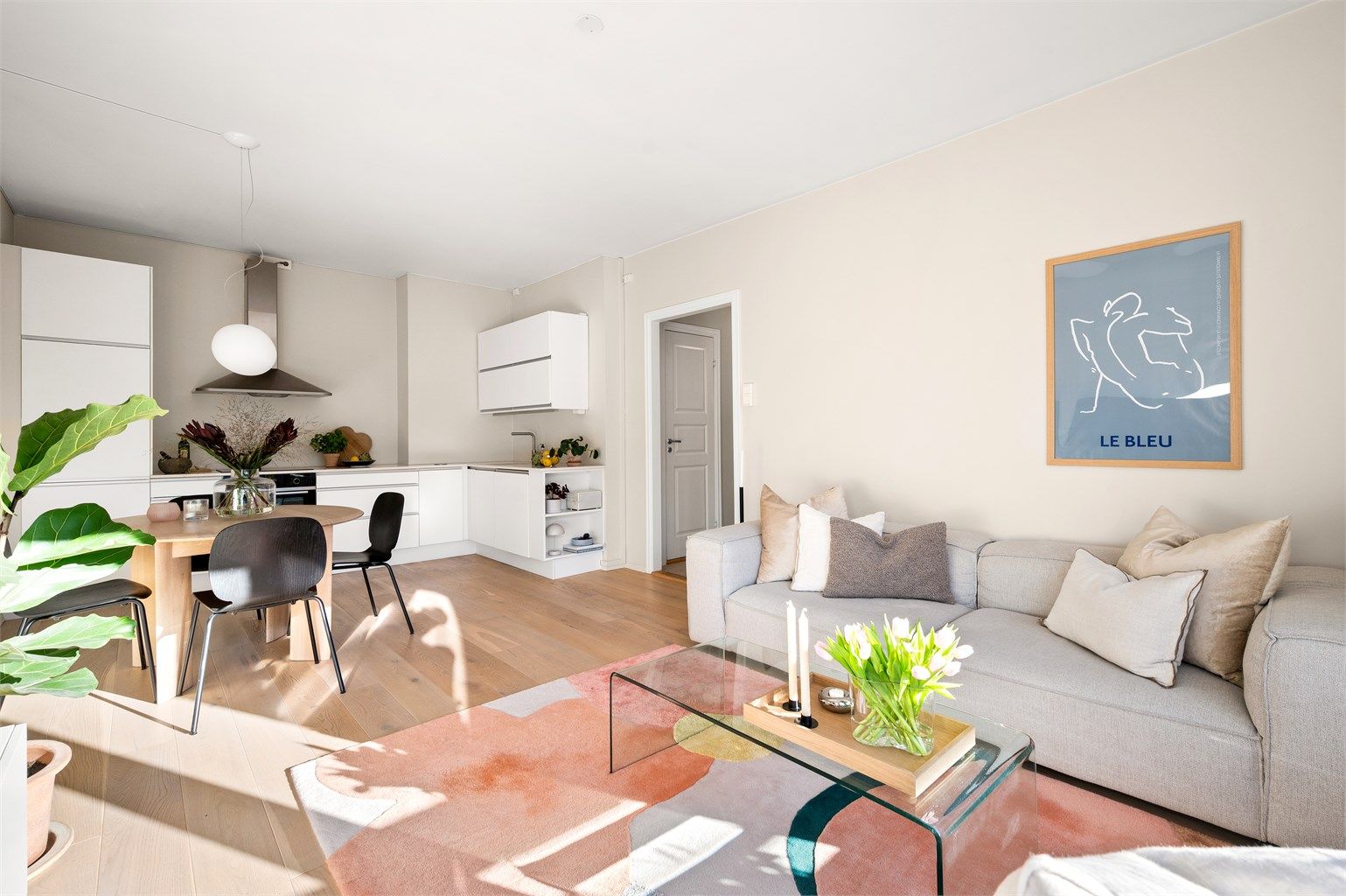 Lys og romslig stue med god plass til både sofagruppe og tilhørende salongbord. 