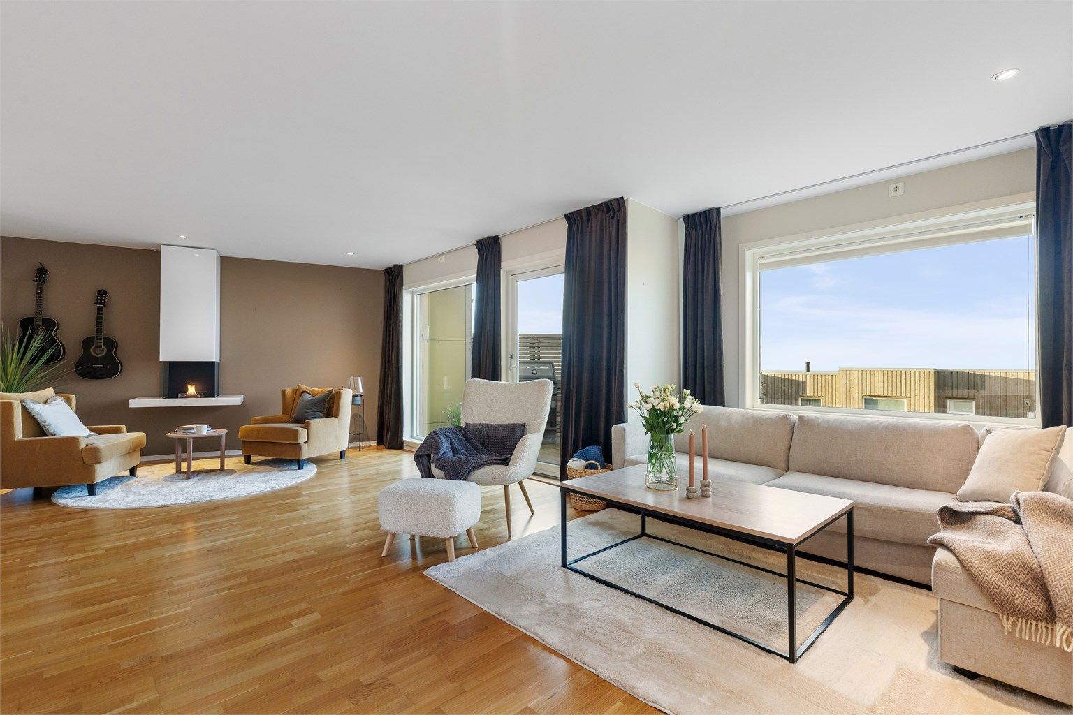 Attraktivt rekkehus i moderne stil med flott beliggenhet nær sjøen og gode utearealer.