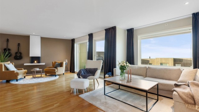 Attraktivt rekkehus i moderne stil med flott beliggenhet nær sjøen og gode utearealer.