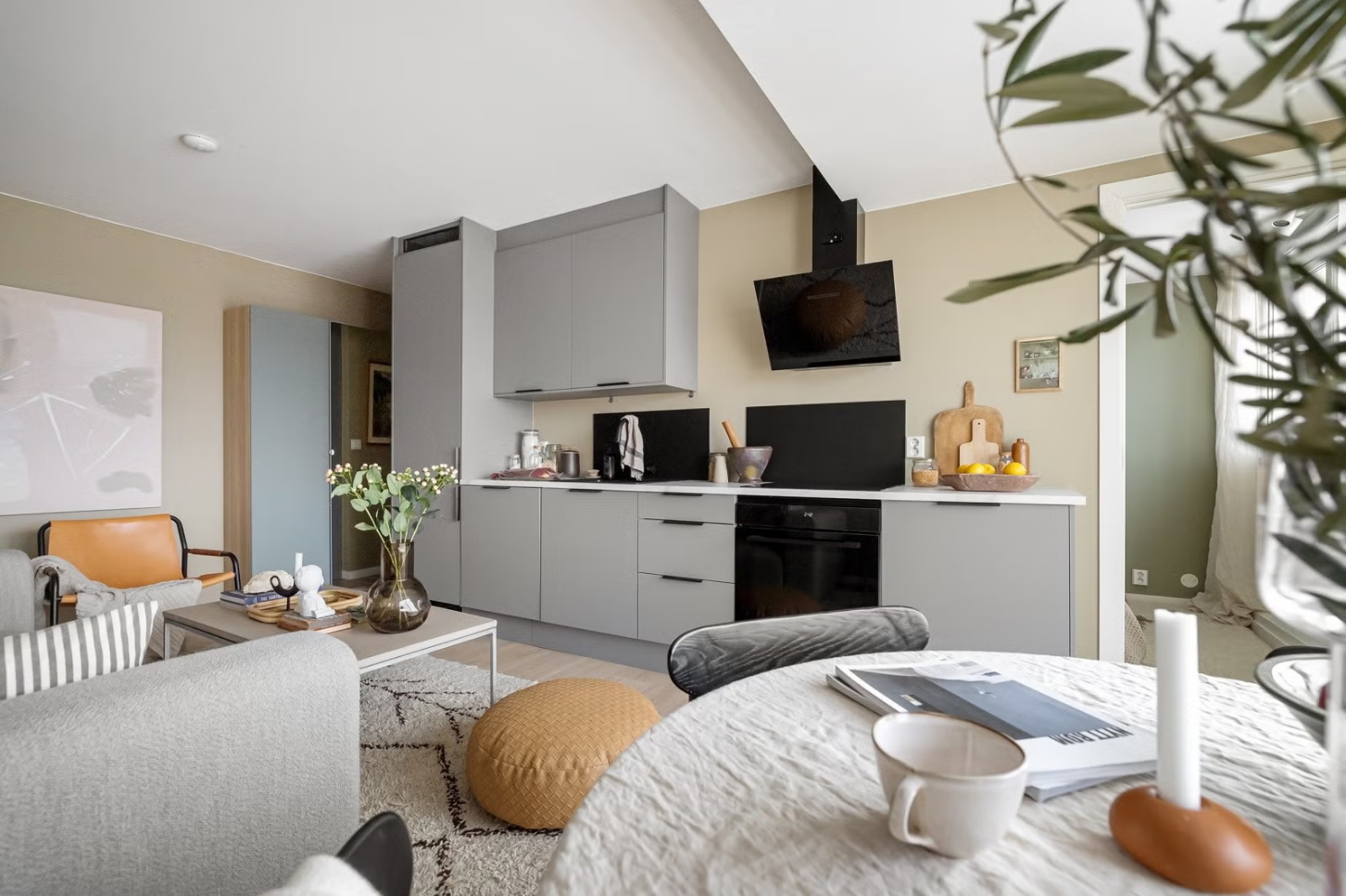 Fra stuen kjøkkenet er det utgang til balkong. Foto: Fotograf Ørnelund AS.