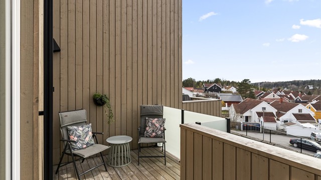 Solrik uteplass med adkomst til stue