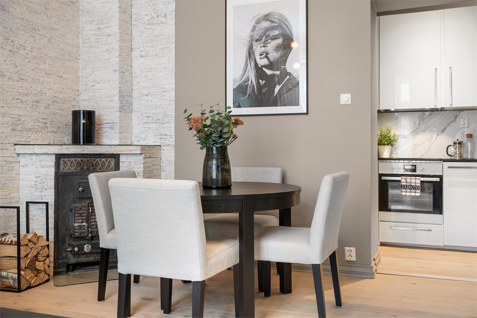 I stuen er det også plass til hyggelig spisebord med naturlig plassering mellom stuen og kjøkken. 