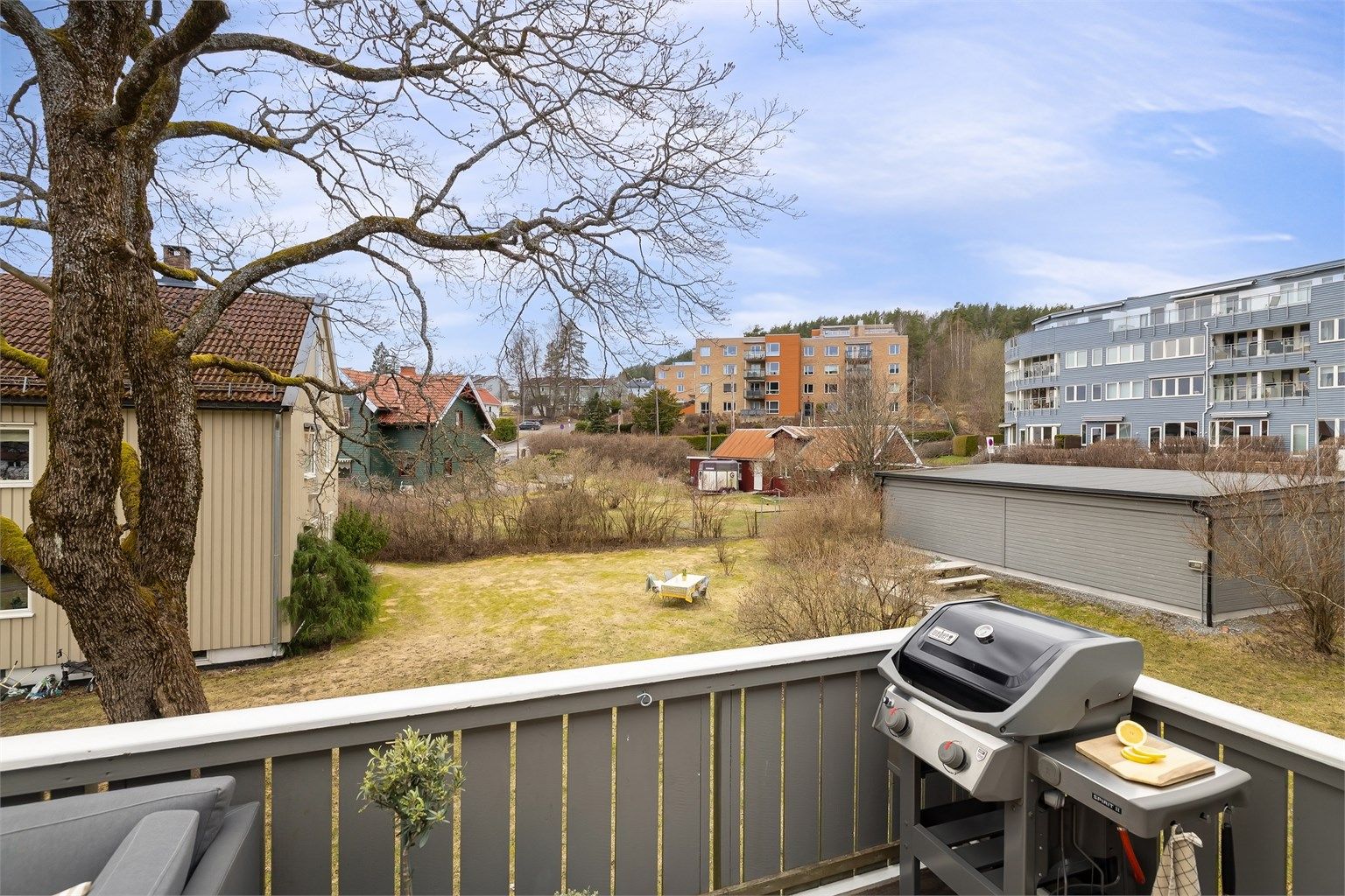  I følge eier er solen her fra  ca. 11-19.30 (treet foran gir skygge midt på dagen frem til ca.15/16)