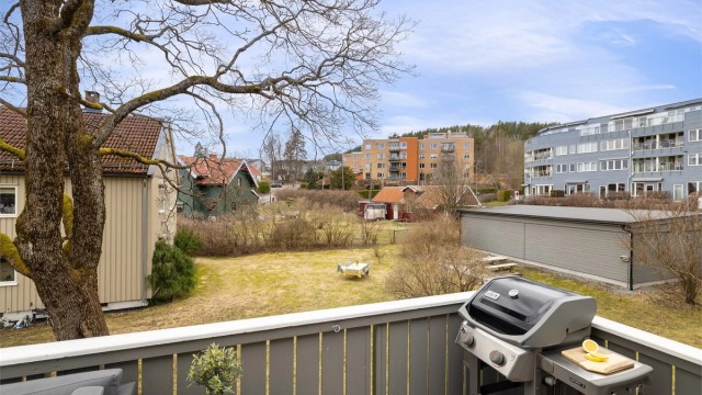 I følge eier er solen her fra ca. 11-19.30 (treet foran gir skygge midt på dagen frem til ca.15/16)