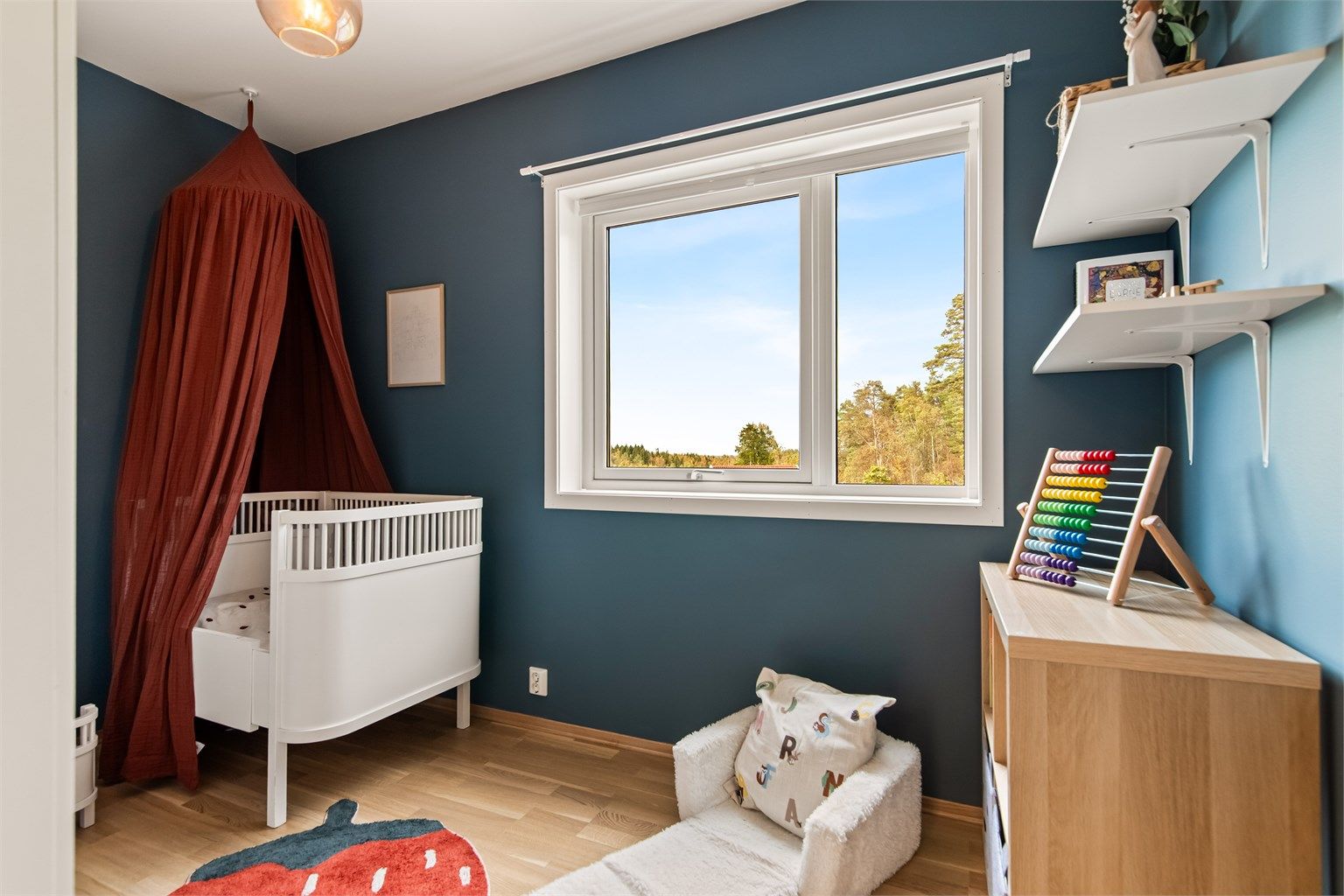 Rommet har 3-stavs parkett på gulv og malte, slette veggflater.