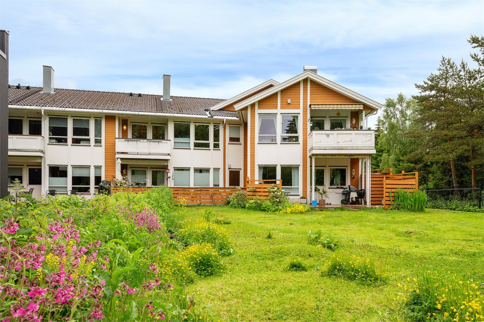 Velholdt boligbygg fra 2001 med liggende trekledning og pene utearealer. Leiligheten har egen inngang i 2. etasje og inngår i et godt etablert borettslag.