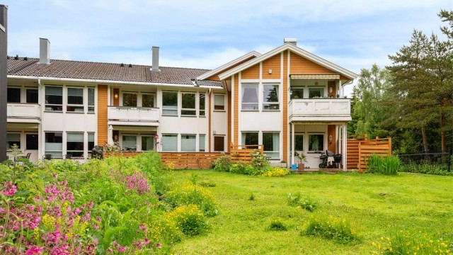 Velholdt boligbygg fra 2001 med liggende trekledning og pene utearealer. Leiligheten har egen inngang i 2. etasje og inngår i et godt etablert borettslag.