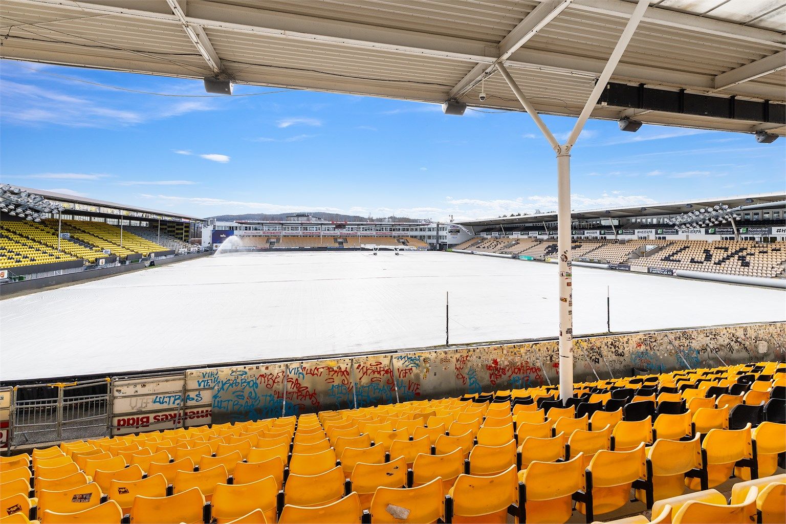 Utsikt rett ut mot gressmatten på Åråsen stadion.