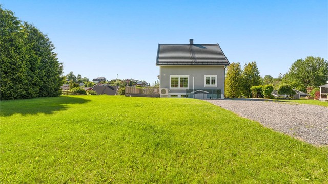 Eiendommen ligger i naturnære og rolige omgivelser.