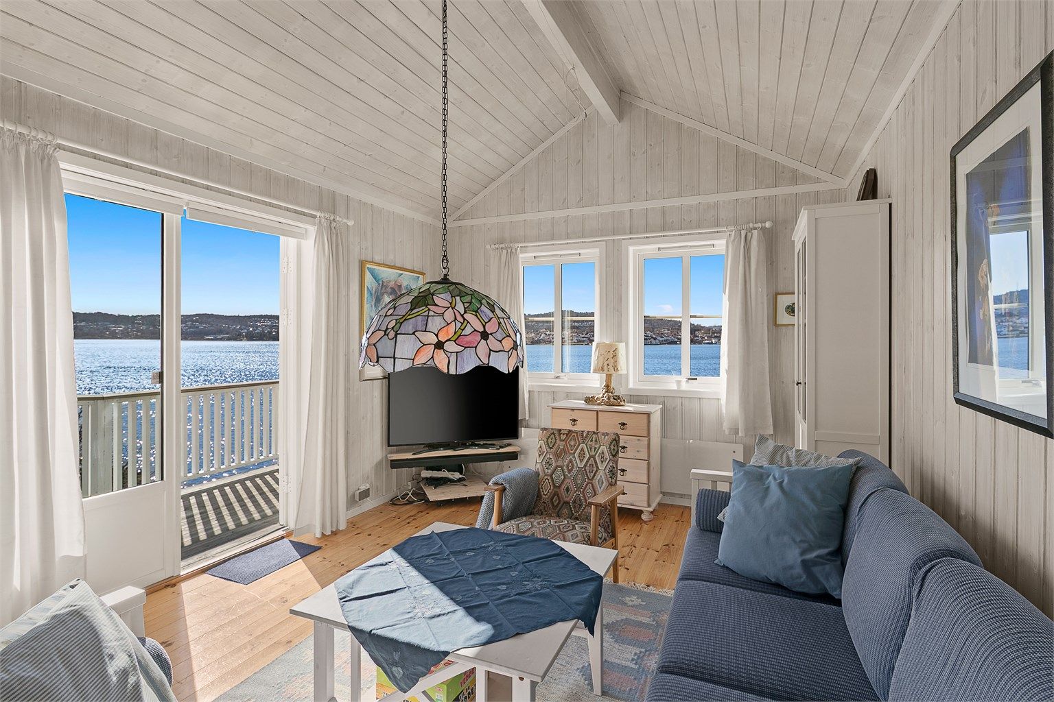 Stua som i tilbygget har også store vindusflater mot sjøen.