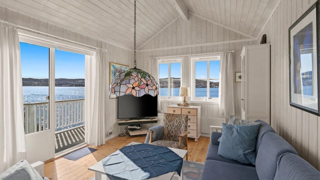 Stua som i tilbygget har også store vindusflater mot sjøen.