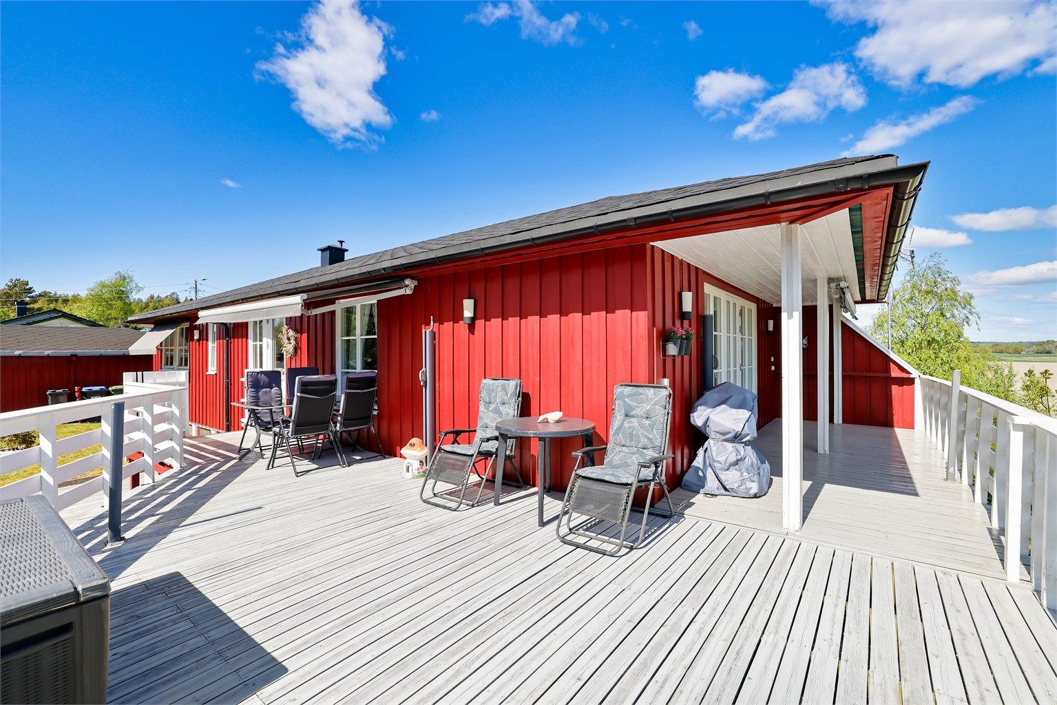 Det åpne og flate landskapet rundt boligen sikrer gode solforhold.