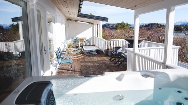 En stor, sørvendt terrasse på 39 m² med utgang fra kjøkkenet.