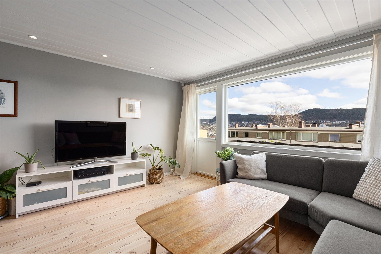 Fra stuen er det utgang til en balkong på 6 kvm