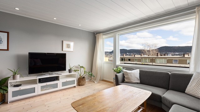 Fra stuen er det utgang til en balkong på 6 kvm