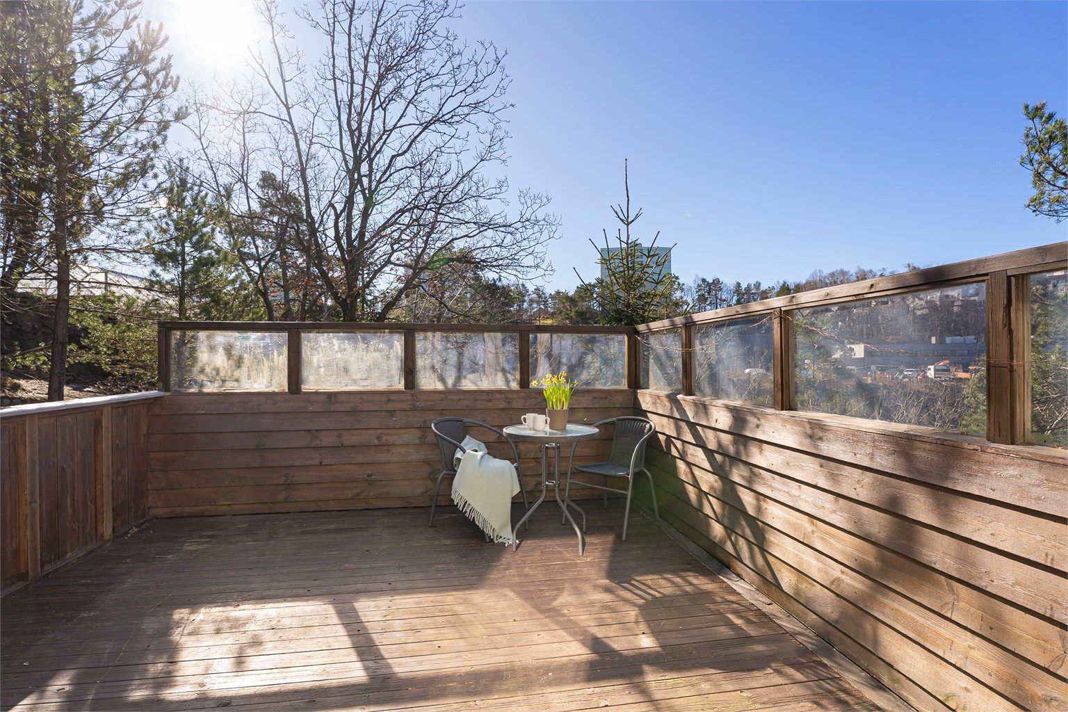 Terrasse med gode solforhold og plass til utemøbler