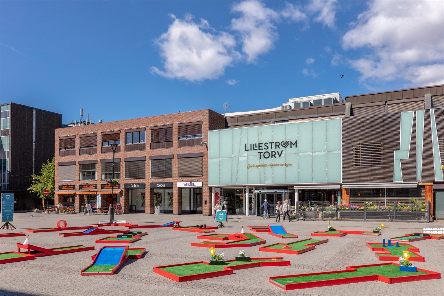 Kort vei til Lillestrøm Torv med et variert utvalg av butikker og spisesteder.