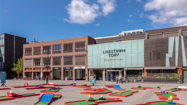 Kort vei til Lillestrøm Torv med et variert utvalg av butikker og spisesteder.