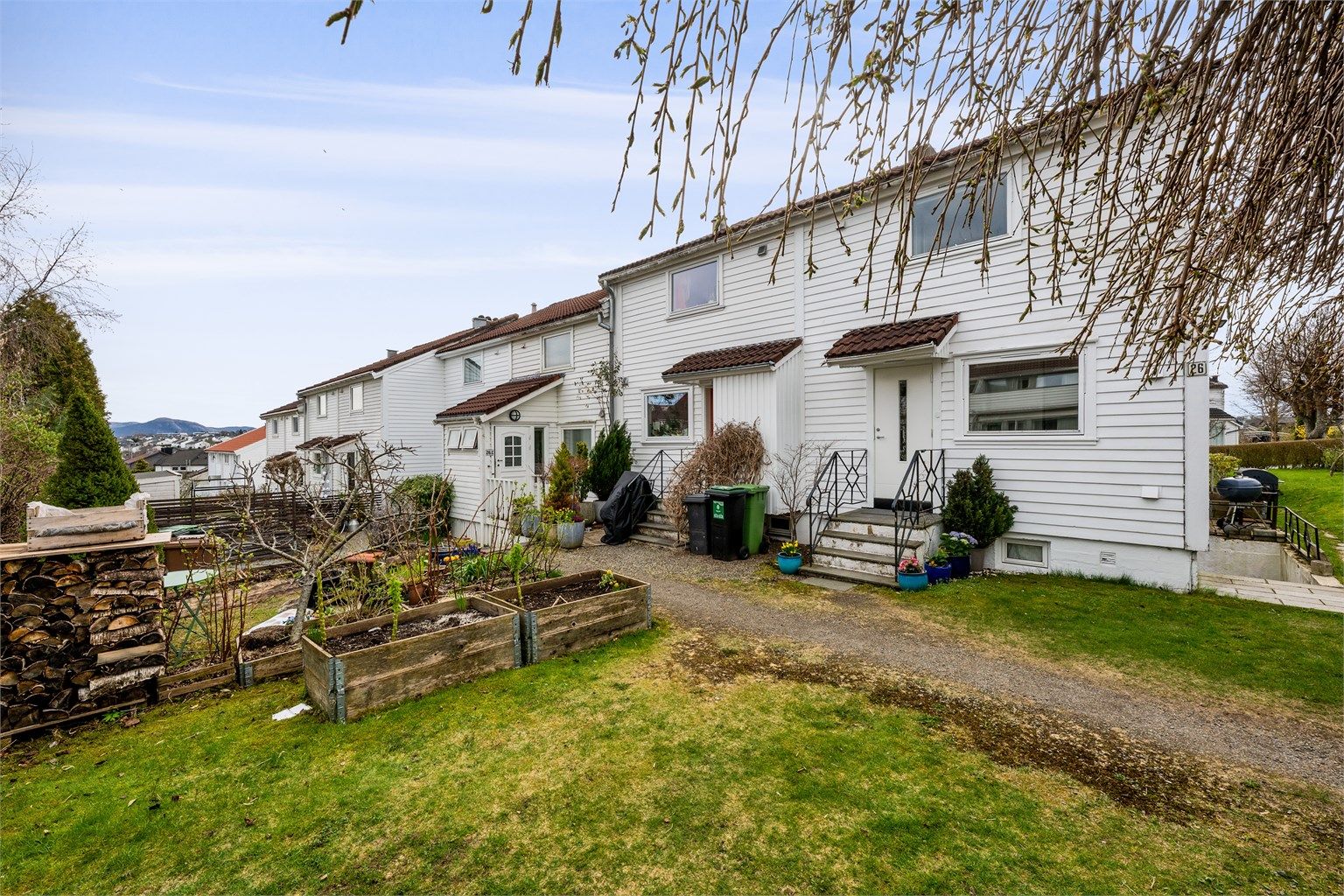 Ved inngangsparti er det plass til å sette hagemøbler og nyte morgensolen.