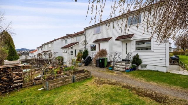 Ved inngangsparti er det plass til å sette hagemøbler og nyte morgensolen.