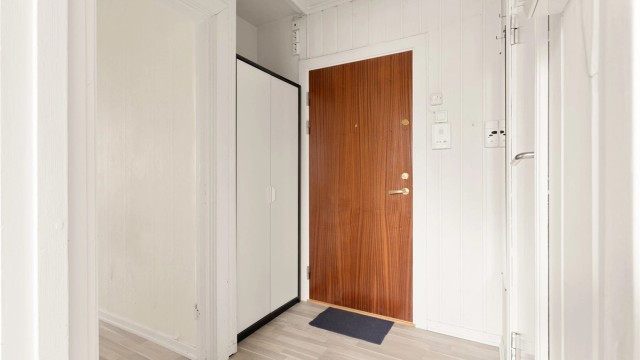 Velkommen inn! Leiligheten har en innbydende entré med god plass til oppbevaring