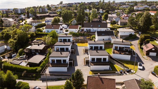 Boligene ligger høyt plassert i terrenget og nyter gode solforhold.