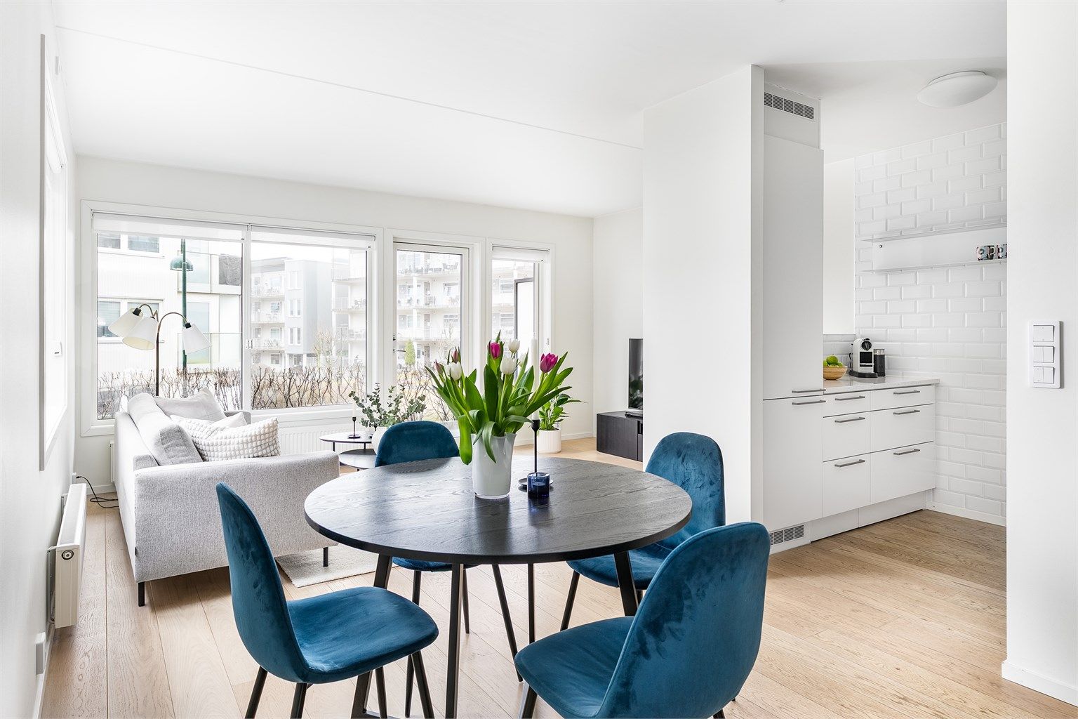 Åpning mot stuen på to sider slipper dagslyset også inn til kjøkkenet.