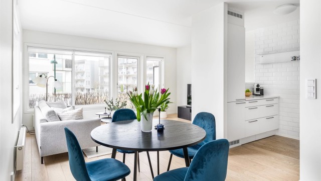 Åpning mot stuen på to sider slipper dagslyset også inn til kjøkkenet.