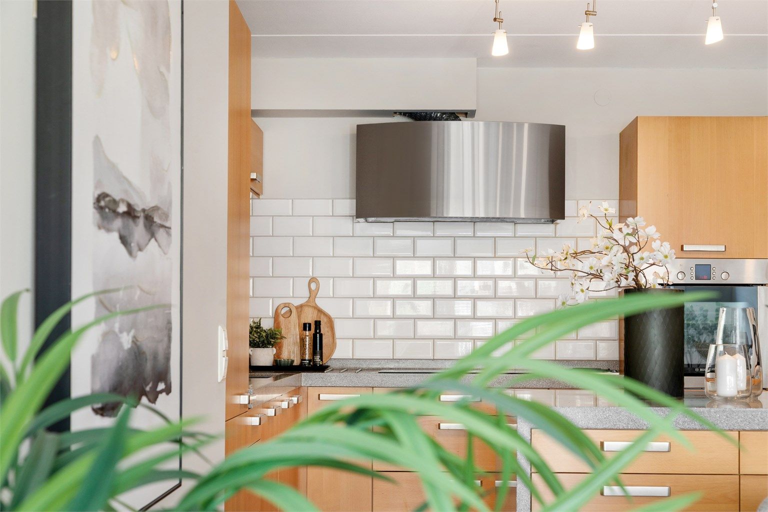 Kjøkkenet ble spesialtilpasset av tidligere eier, som var kokk, noe som merkes i både funksjonalitet og materialvalg.