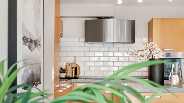 Kjøkkenet ble spesialtilpasset av tidligere eier, som var kokk, noe som merkes i både funksjonalitet og materialvalg.