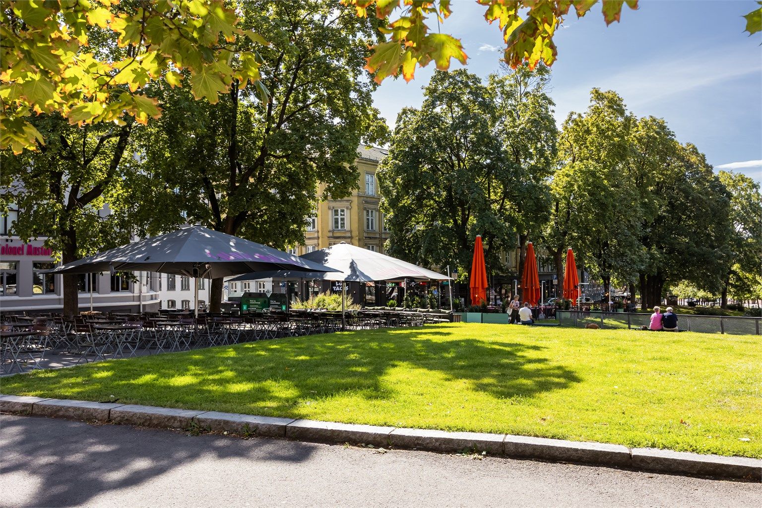 Området har et mangfoldig utvalg av hyggelige serveringssteder og populære møteplasser.