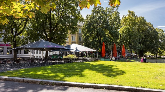 Området har et mangfoldig utvalg av hyggelige serveringssteder og populære møteplasser.