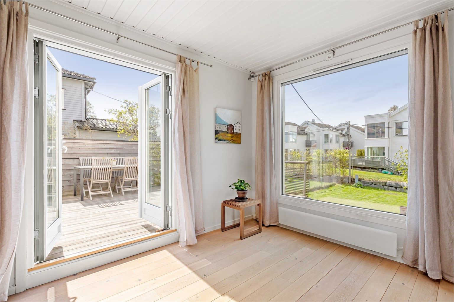 Doble dører som leder ut mot en herlig terrasse på 28 kvm