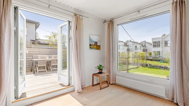 Doble dører som leder ut mot en herlig terrasse på 28 kvm