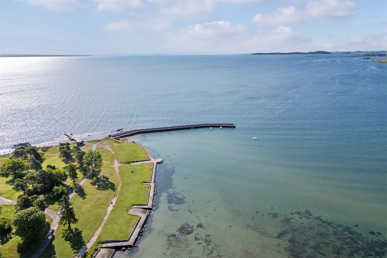 Stranden har steinmolo med badetrapp og stupemuligheter.