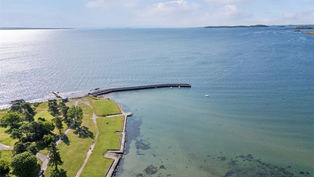 Stranden har steinmolo med badetrapp og stupemuligheter.
