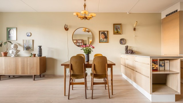 Praktisk kjøkkenøy med laminat benkeplate og åpne oppbevaringshyller.