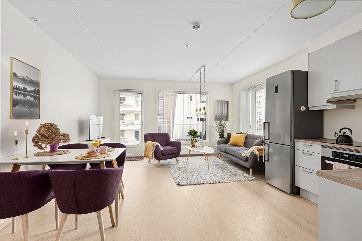 Stue på ca. 24 kvm med utgang til balkong. 