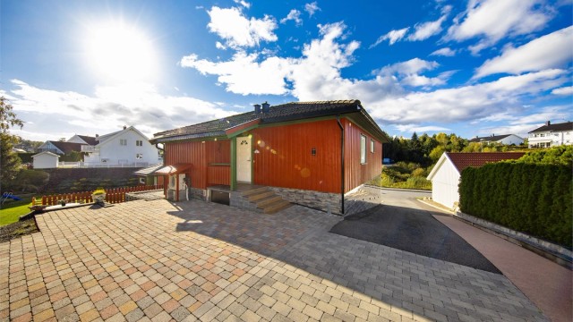 Gårdsplass ved inngangsparti på øvre plan har belegningsstein.