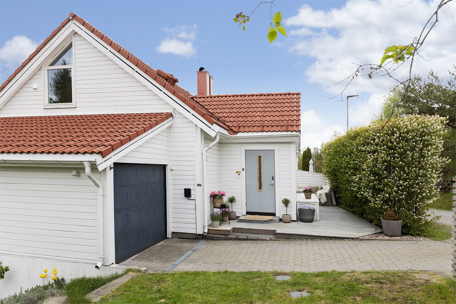 Garasjeplass og biloppstillingsplass rett utenfor døren. Montert elbil-lader på vegg 