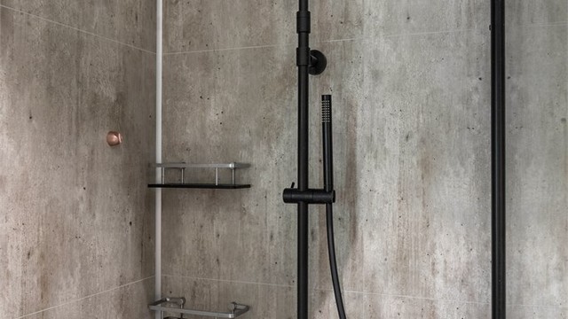 Dusjhjørne med regnfallsdusj og innfellbare glassdører.