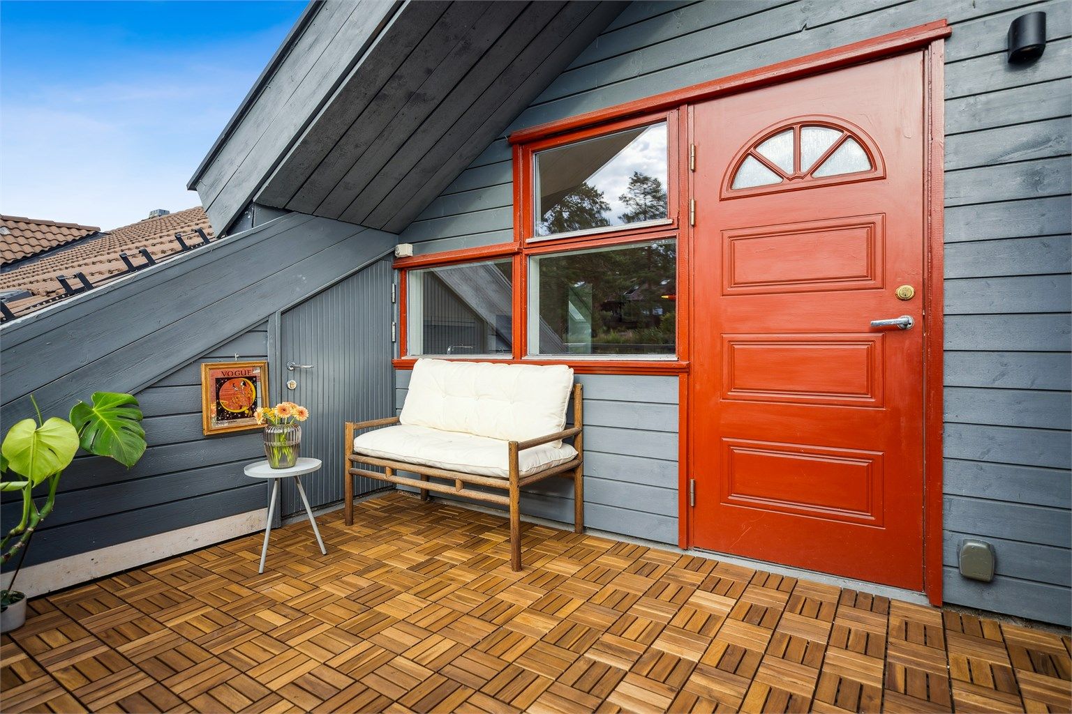 Boligen kan friste med to fine uteplasser: En balkong mot øst og en vestvendt terrasse med gode solforhold ved inngangspartiet.