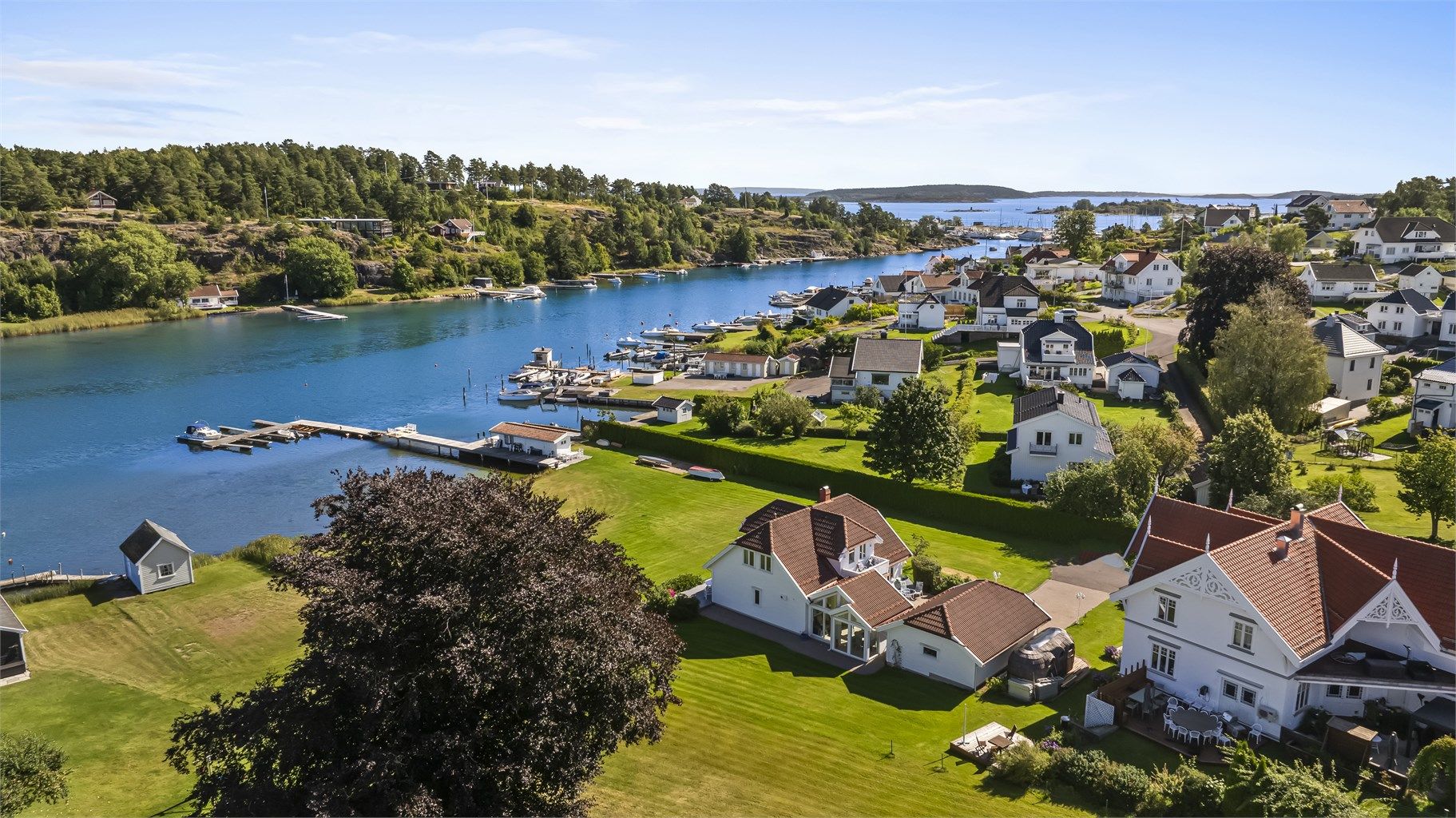 Eiendommen har fine solforhold og utsyn mot Nesbryggsundet
