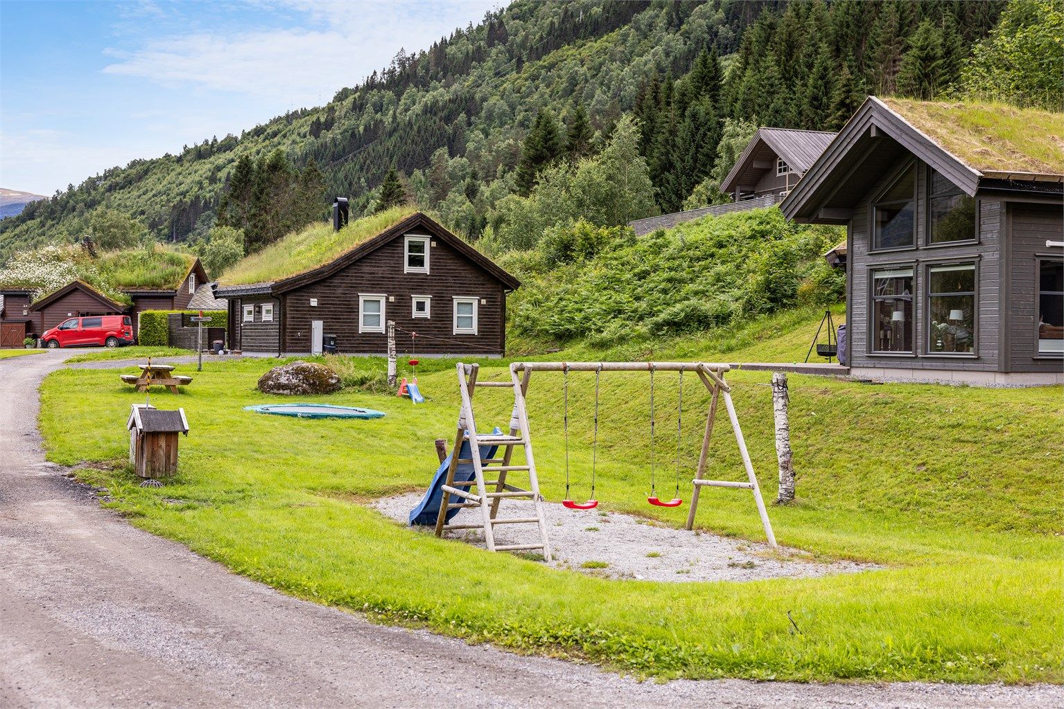 Det er opparbeidet felles lekeplass i hyttefeltet